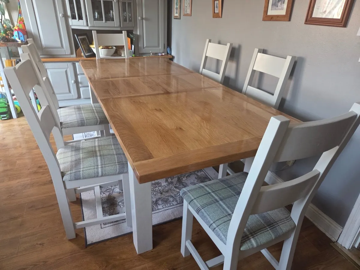 Table and chairs - Image 3