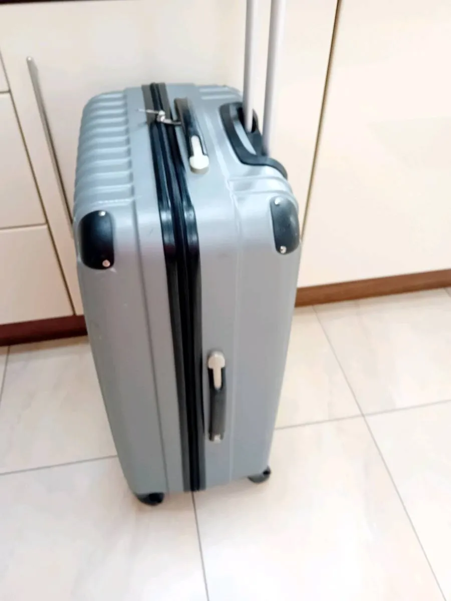 LARGE HARD TYPE SUITCASE 4 WHEELS - Image 1