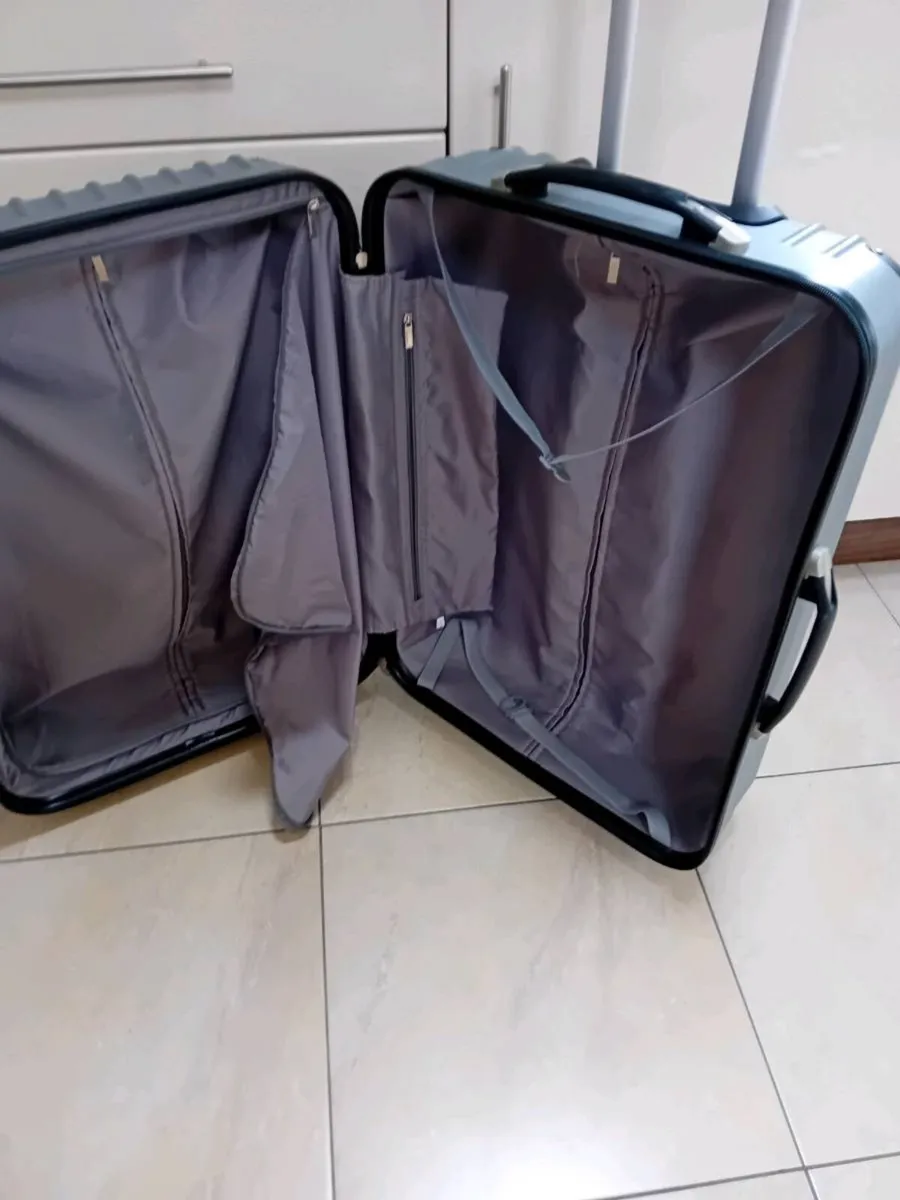 LARGE HARD TYPE SUITCASE 4 WHEELS - Image 2