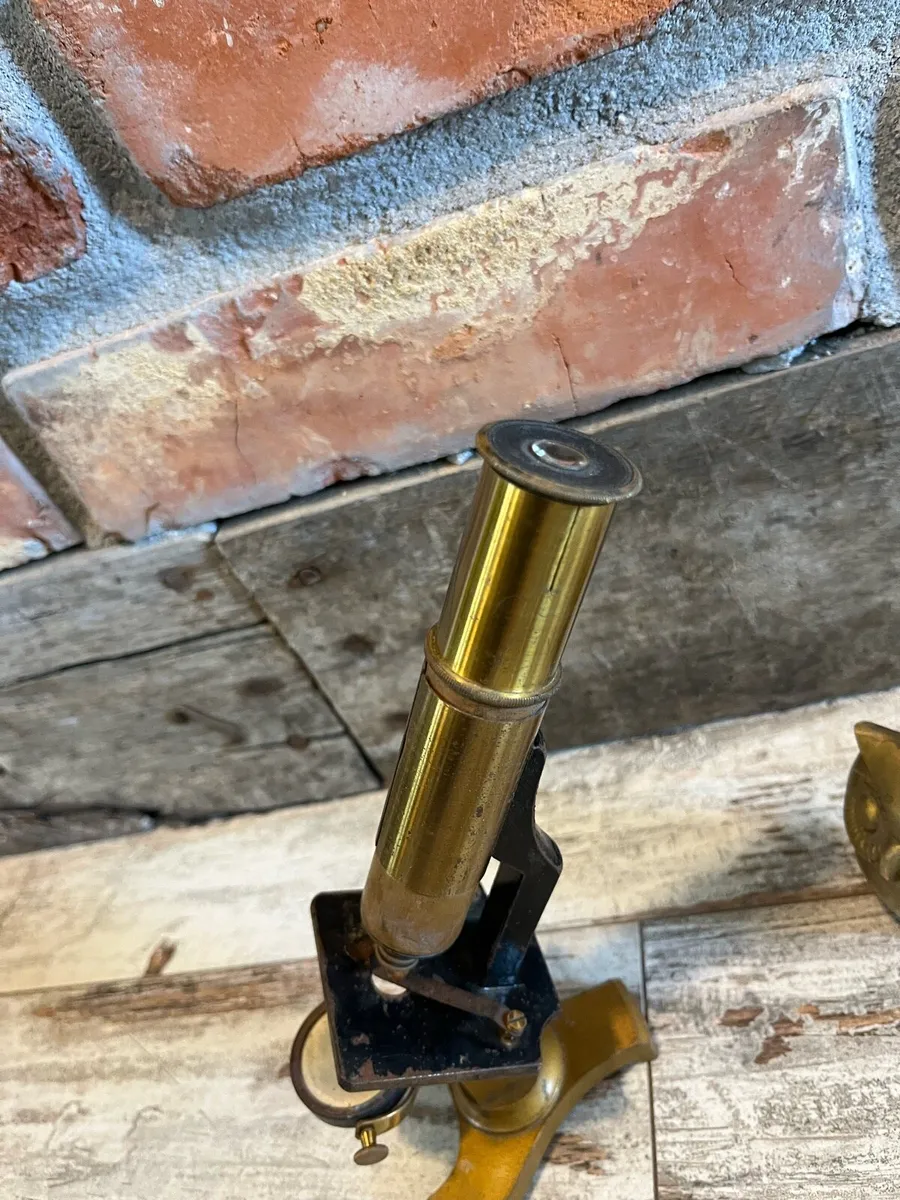 Vintage microscope - Image 2