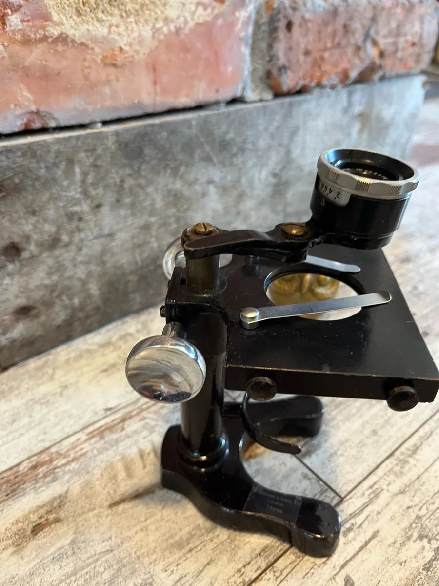 Vintage microscope - Image 2