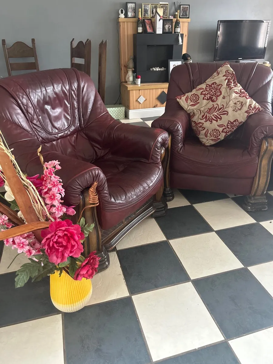 Vintage Leather Sofa Set – 3 Seater + 2 Armchairs - Image 1