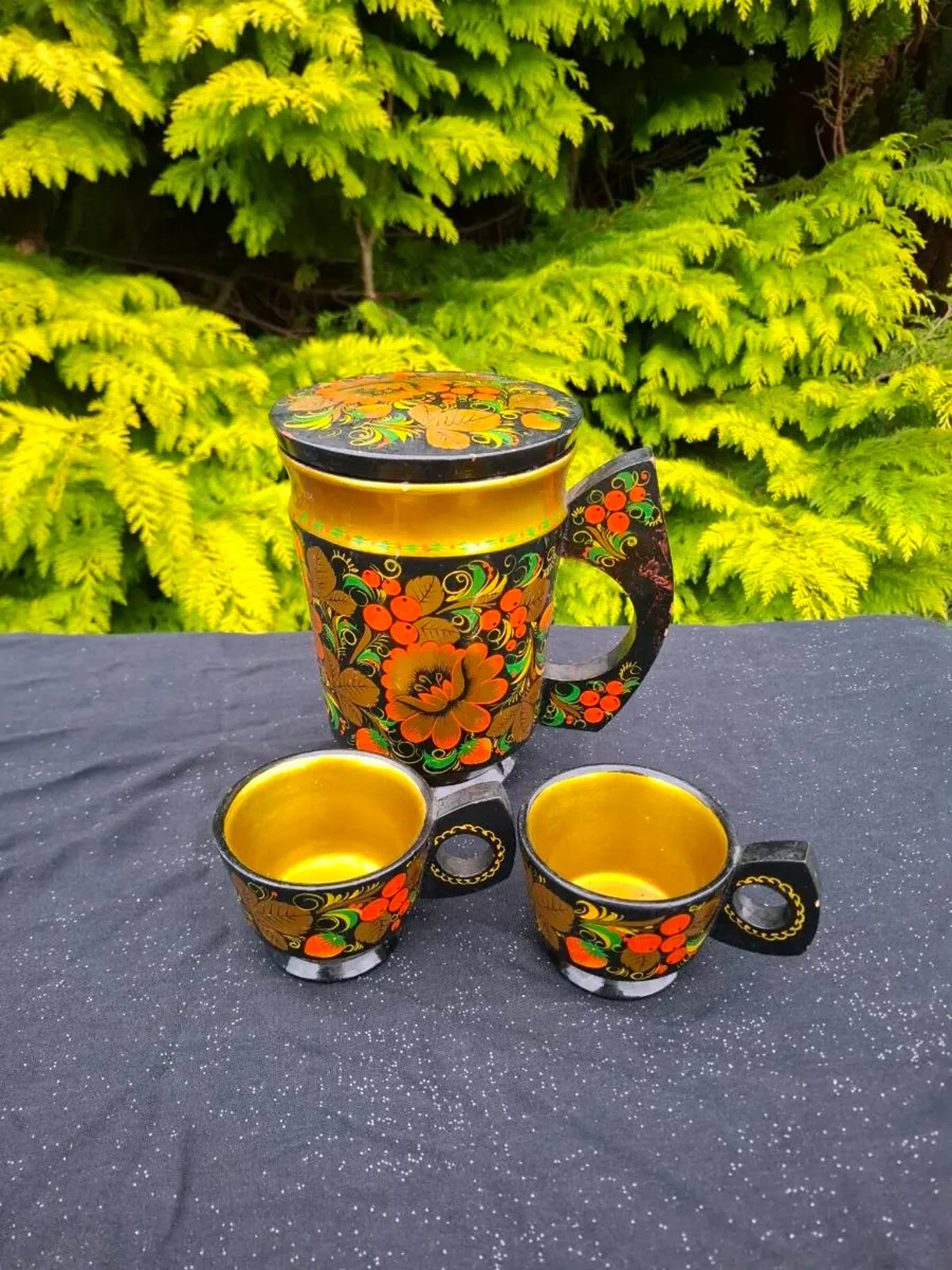 Light wood resine drink set postage possible - Image 1