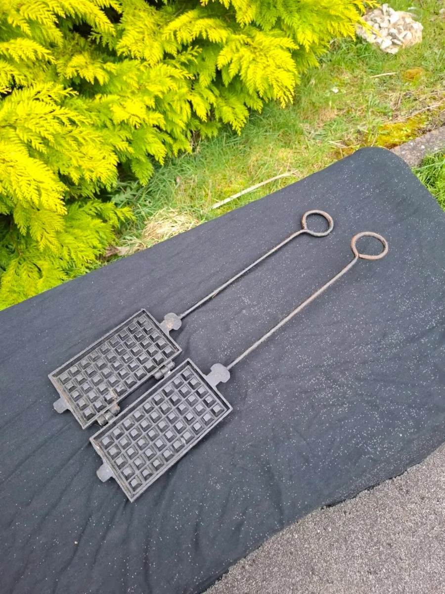 Cast iron waffles maker postage possible - Image 1