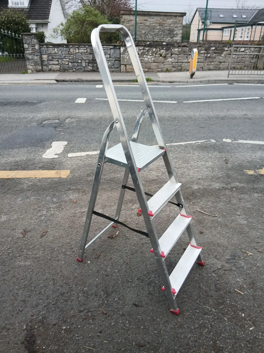 Like new step ladder price too sell 70e - Image 1