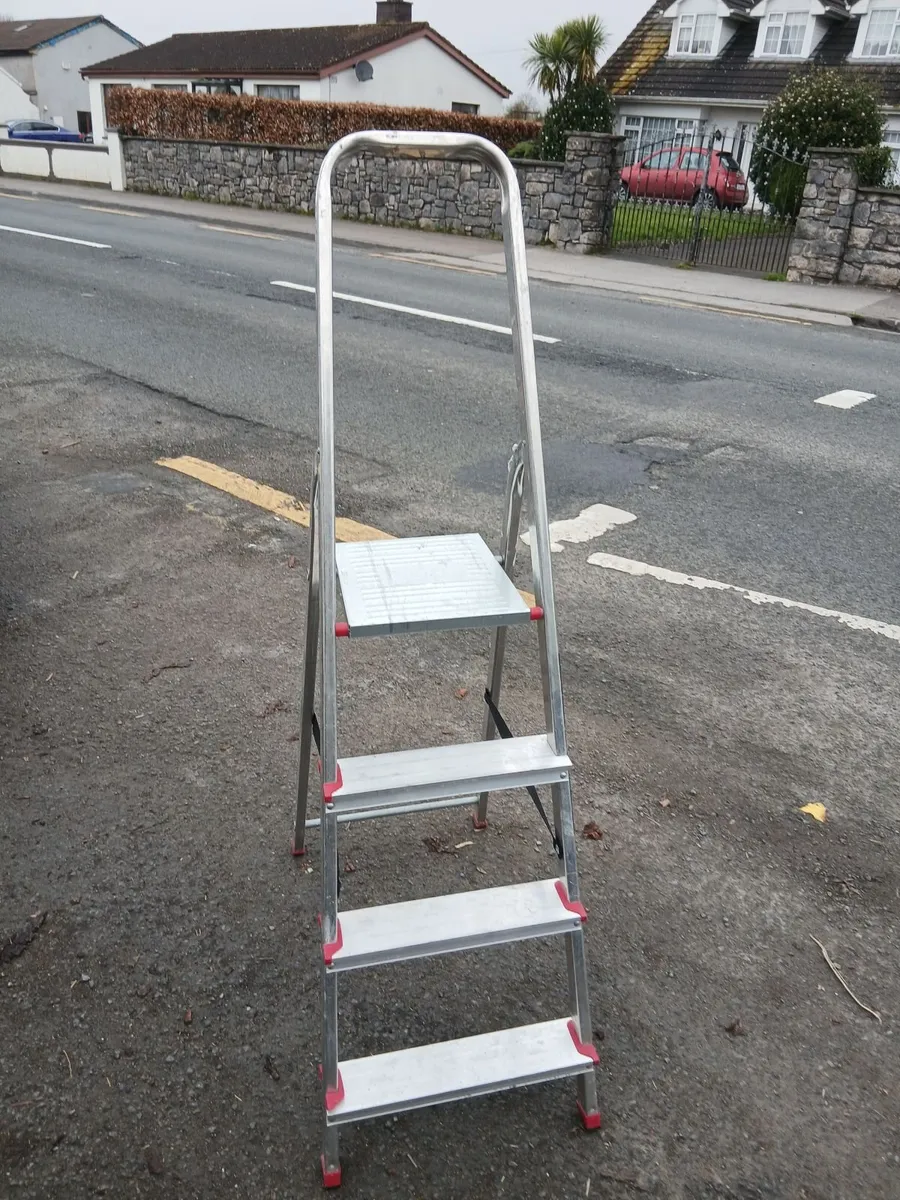 Like new step ladder price too sell 70e - Image 2