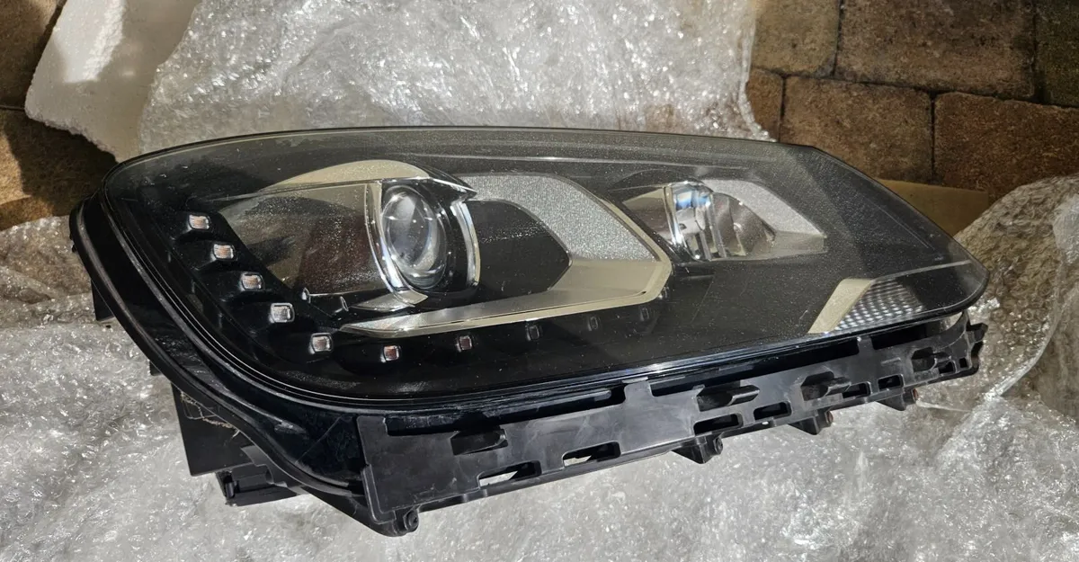 VW Sharan headlight 7N2941752B drivers side - Image 1
