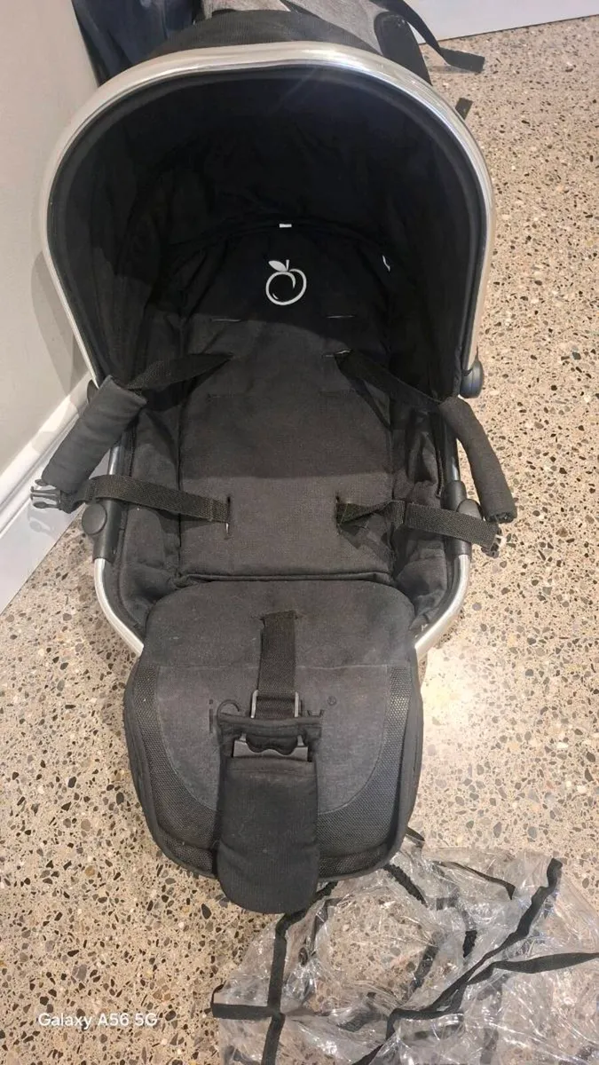 I Candy Peach pram and  convertor seat - Image 4