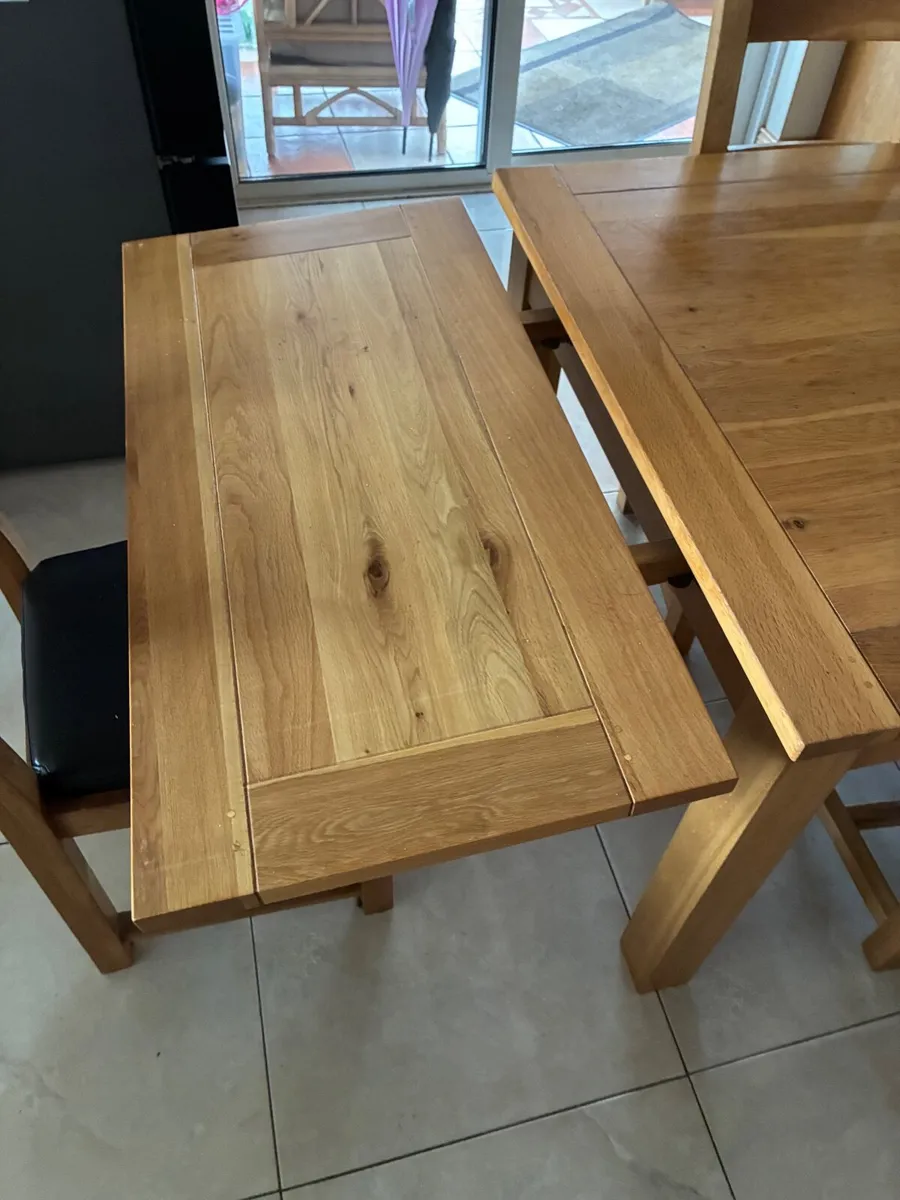 Table and chairs - Image 2