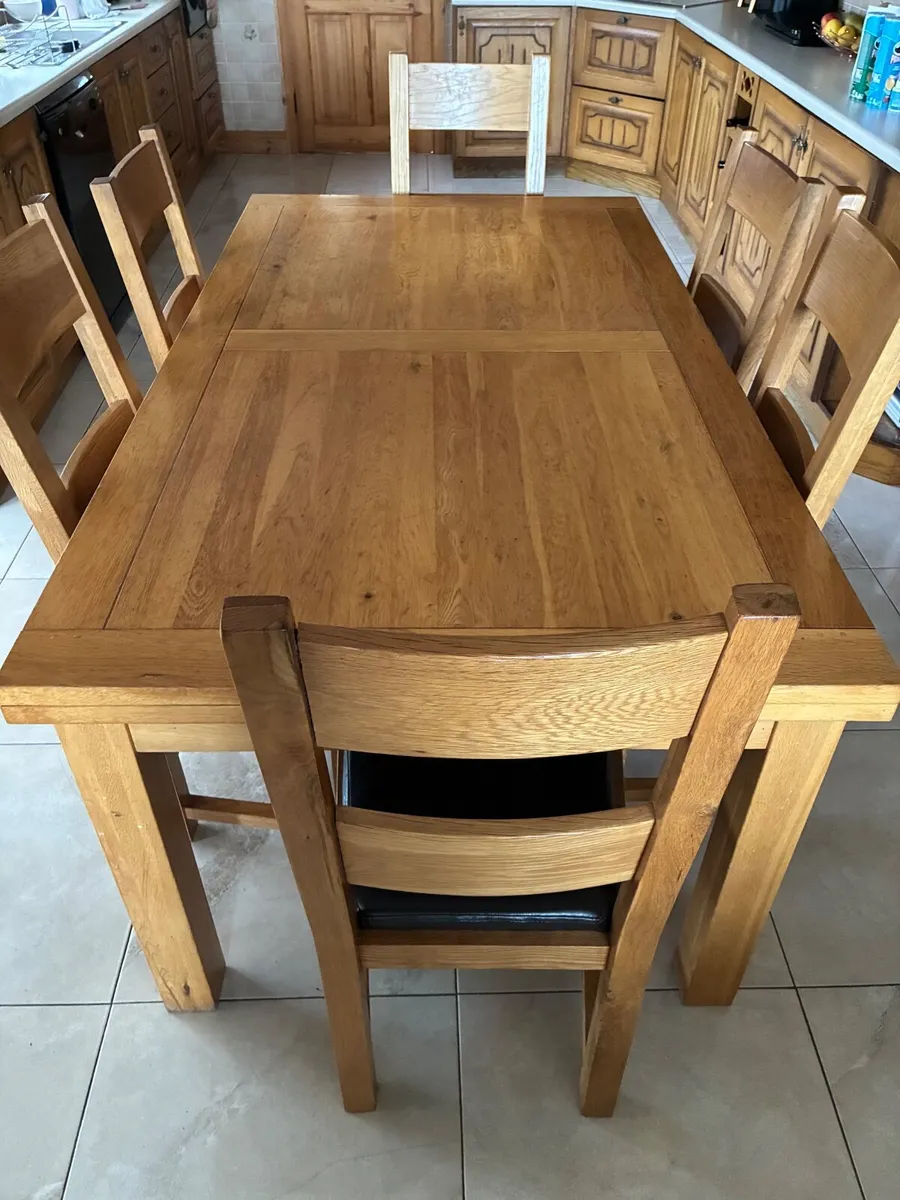 Table and chairs - Image 1