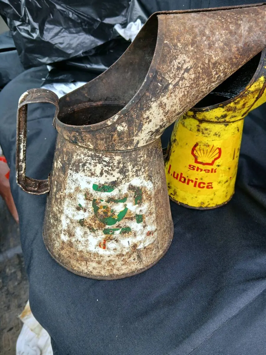Two vintage oil jugs - Image 2