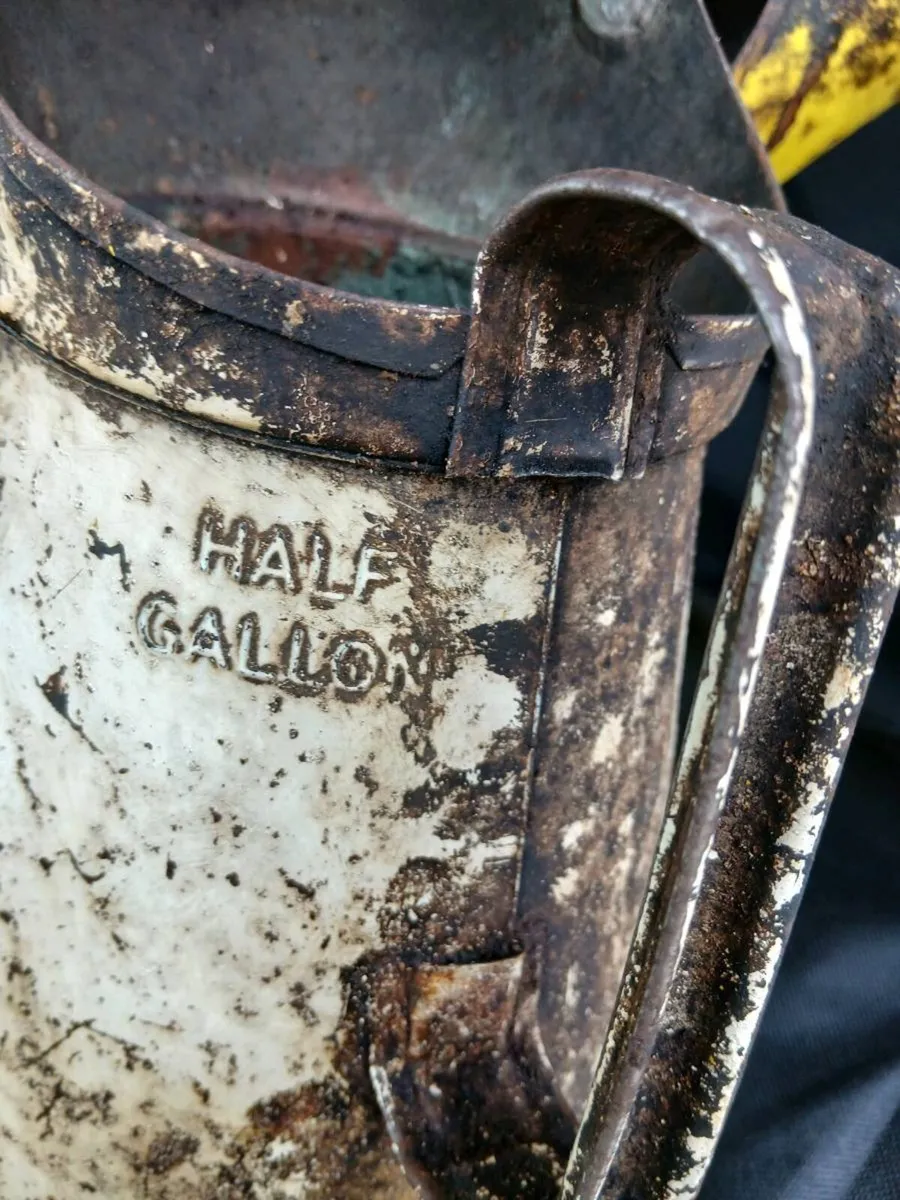 Two vintage oil jugs - Image 3