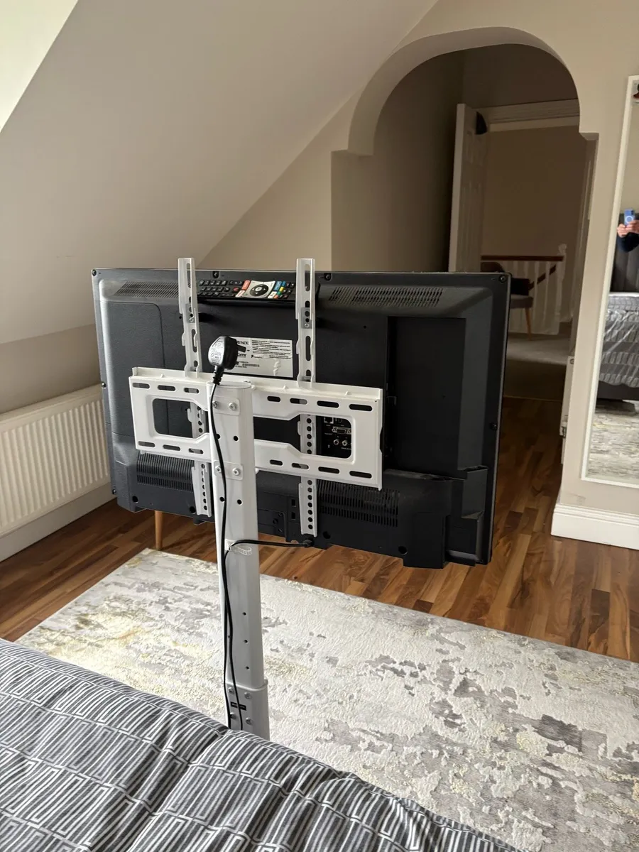 Nordmende 32” Smart TV and stand - Image 2