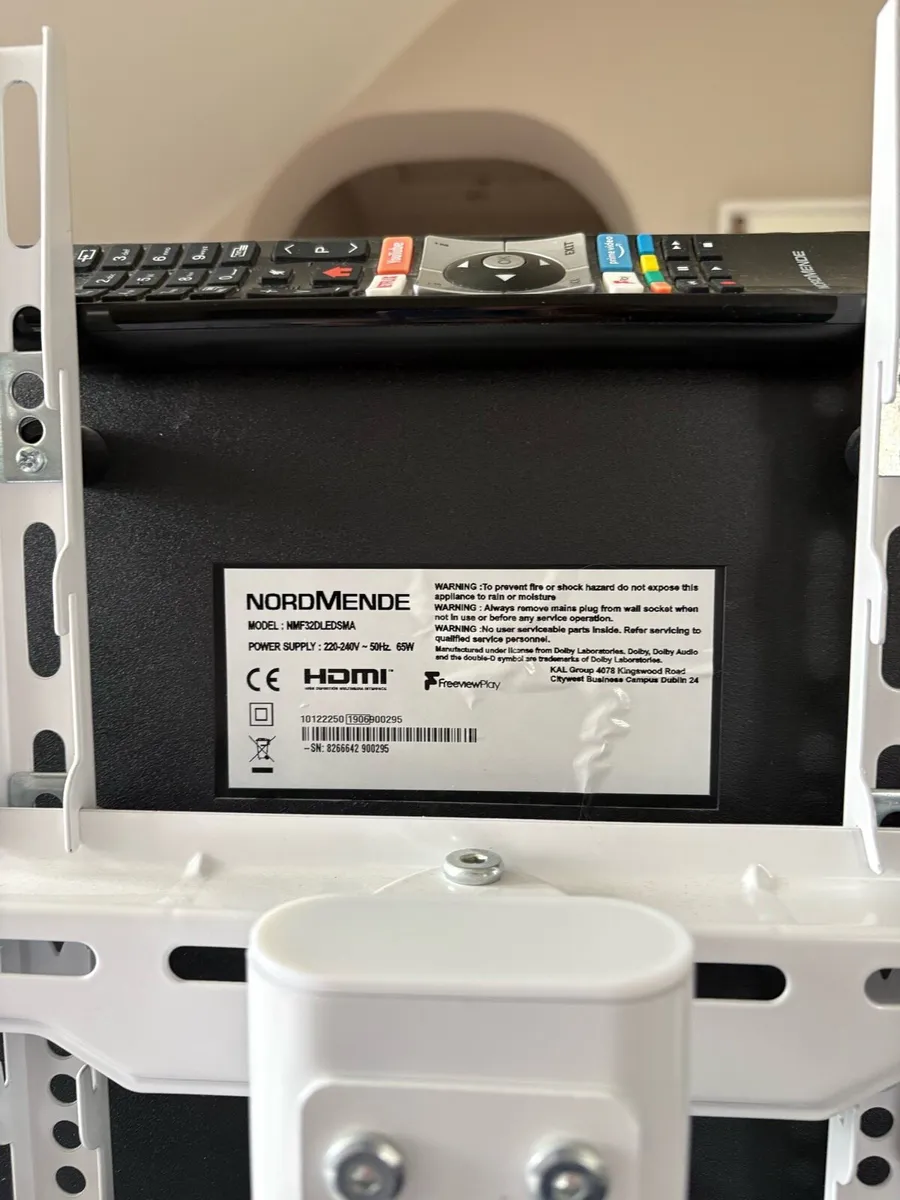Nordmende 32” Smart TV and stand - Image 3