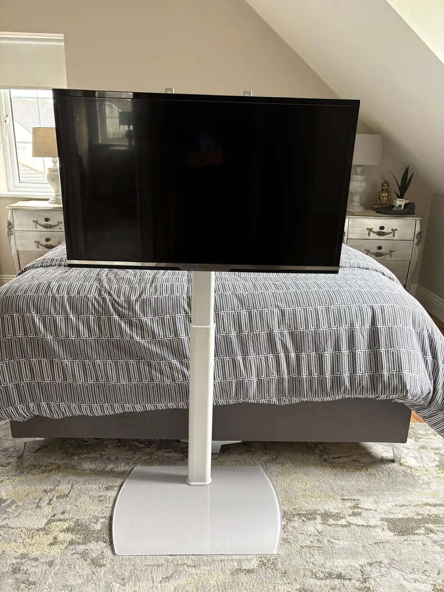 Nordmende 32” Smart TV and stand - Image 1