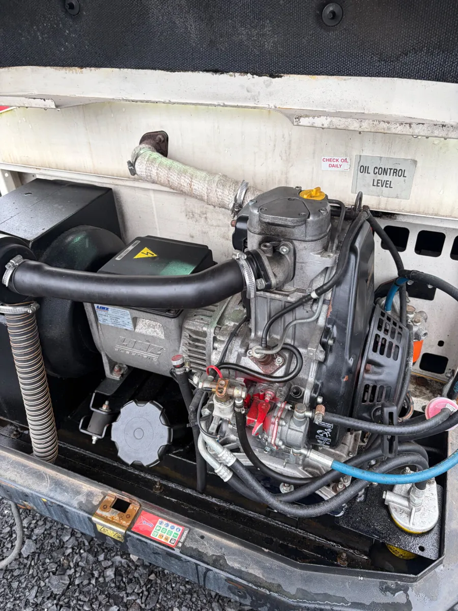 Choice of 2  Towerlight vb9 lighting towers - Image 4