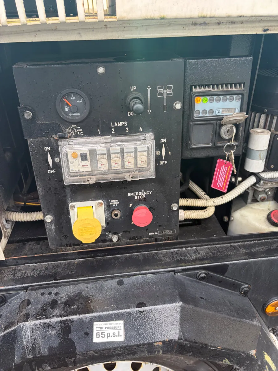 Choice of 2  Towerlight vb9 lighting towers - Image 3