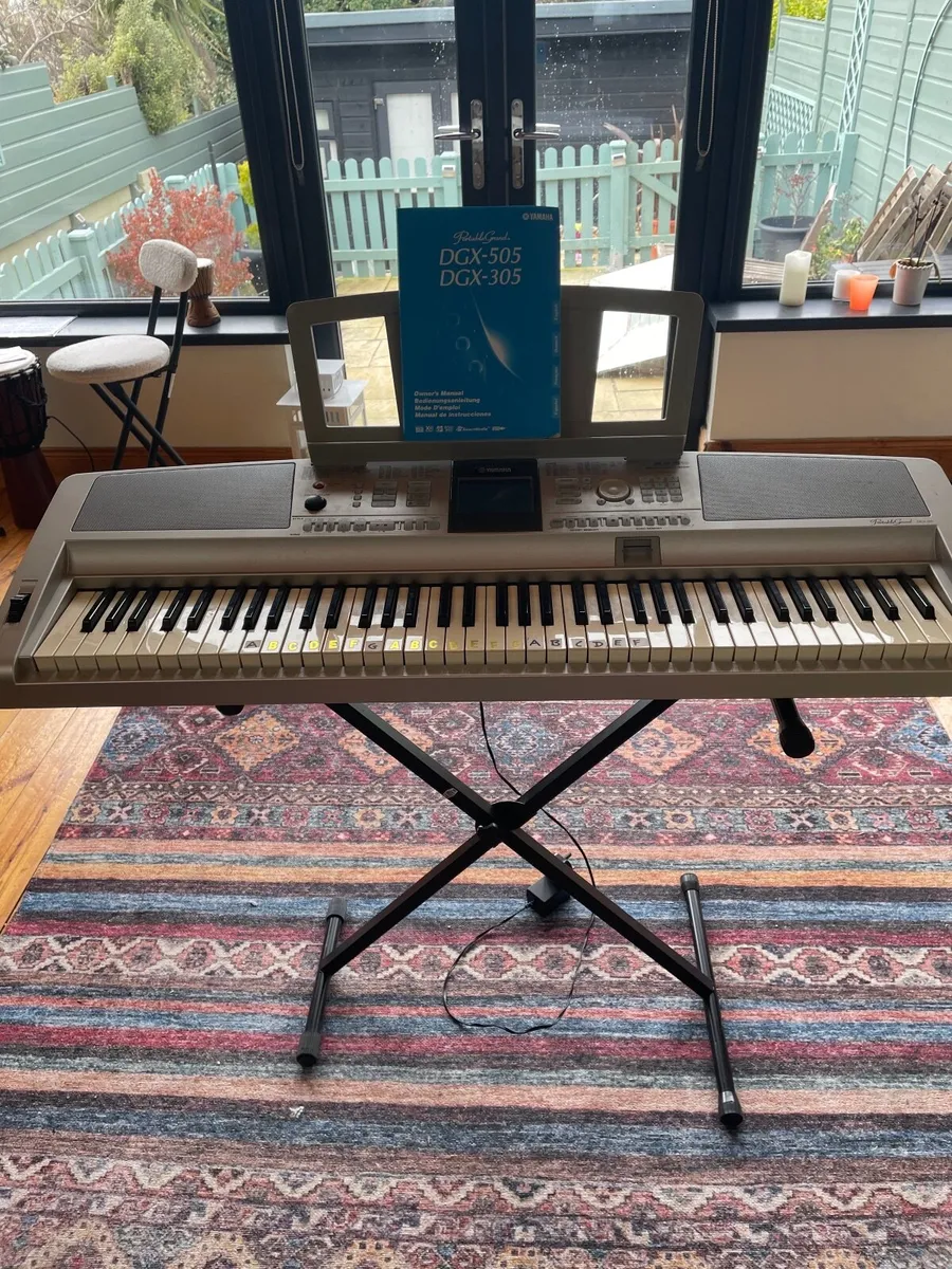 Yamaha DGX-305 + Stand and Manuel