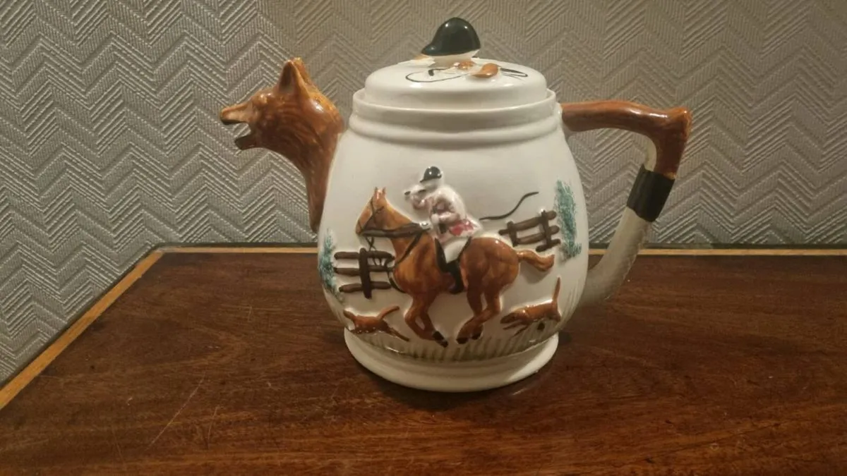 Vintage 1940s Fox and Hound Teapot - Image 1