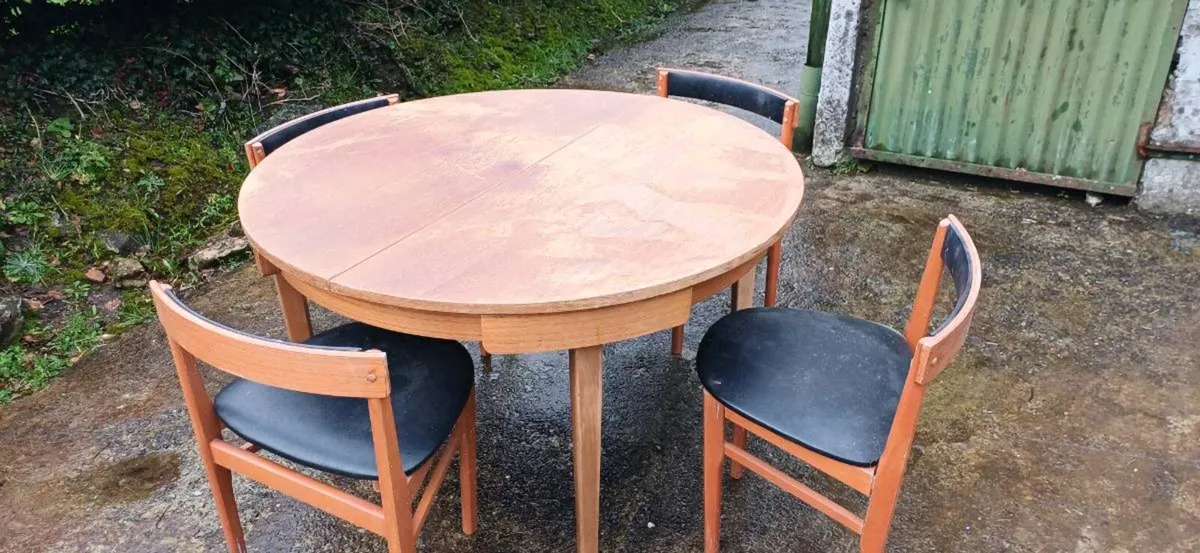 Table and chairs - Image 1
