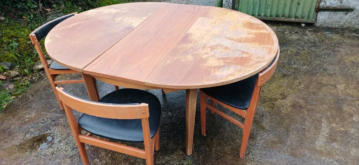 Table and chairs - Image 2