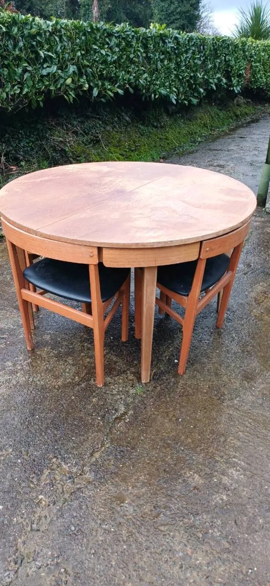 Table and chairs - Image 3