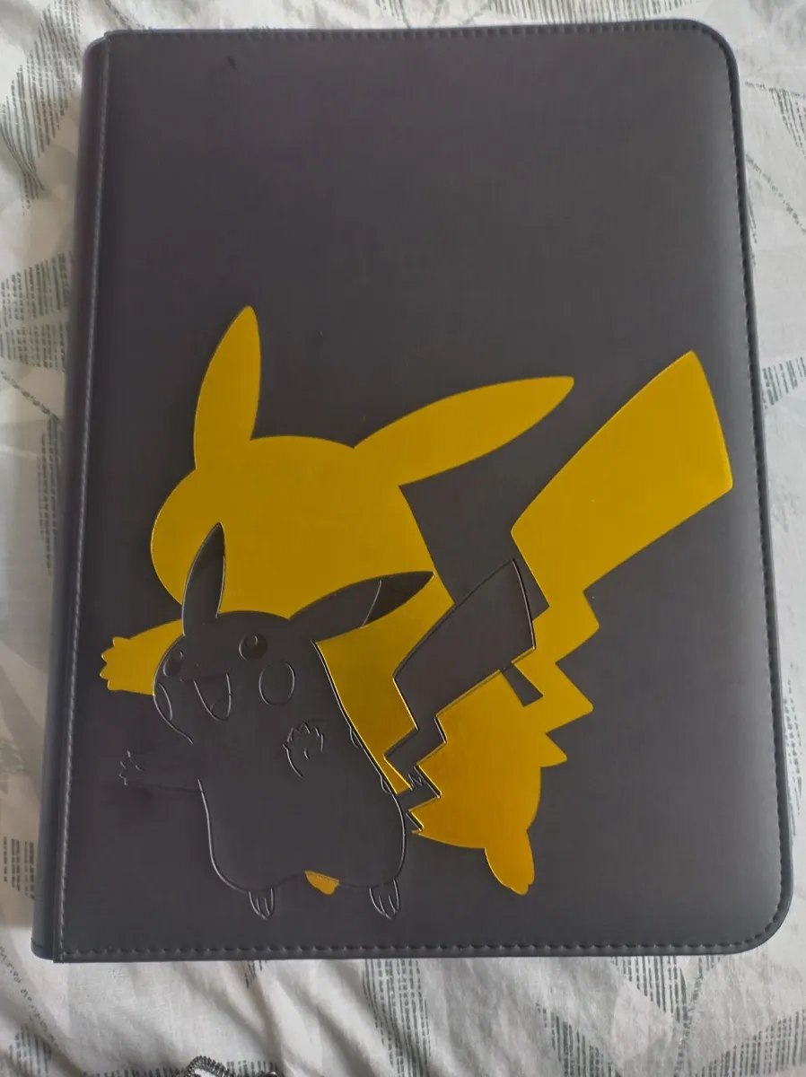 Album Ultra Pro Binder Premium Pikachu 9 Pocket - Image 1