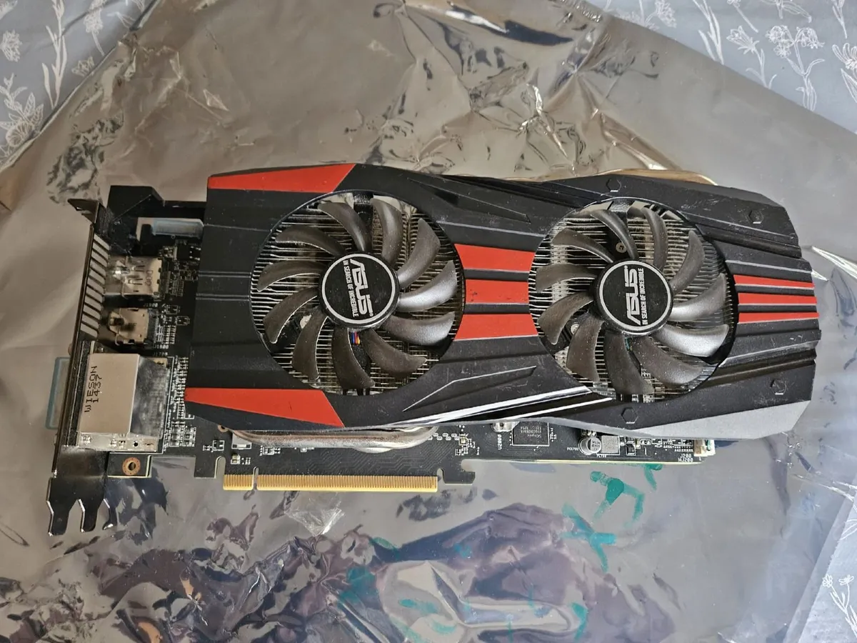 ASUS AMD Radeon R9 270X 2GB GDDR5 Graphics Card - Image 1