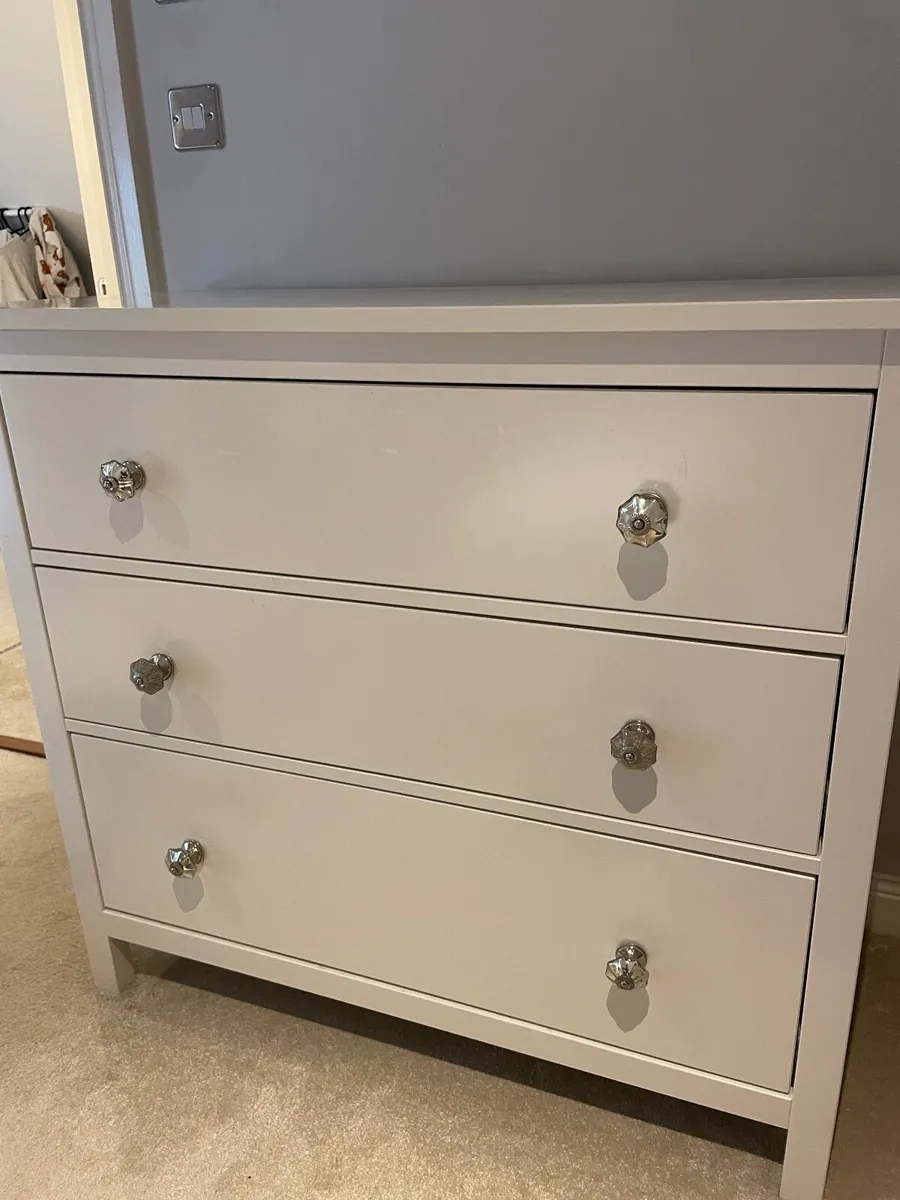 White chest of drawers with decorative handles - Image 1