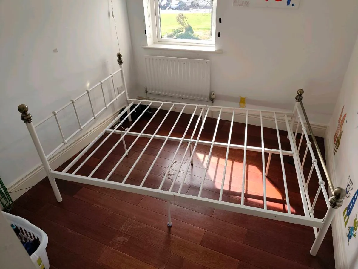 Bed frame - Image 1