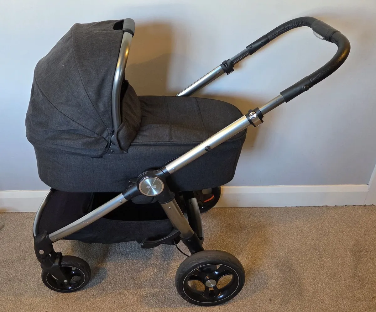 Mamas & Papas Ocarro pushchair (+Car Seat & Base) - Image 1