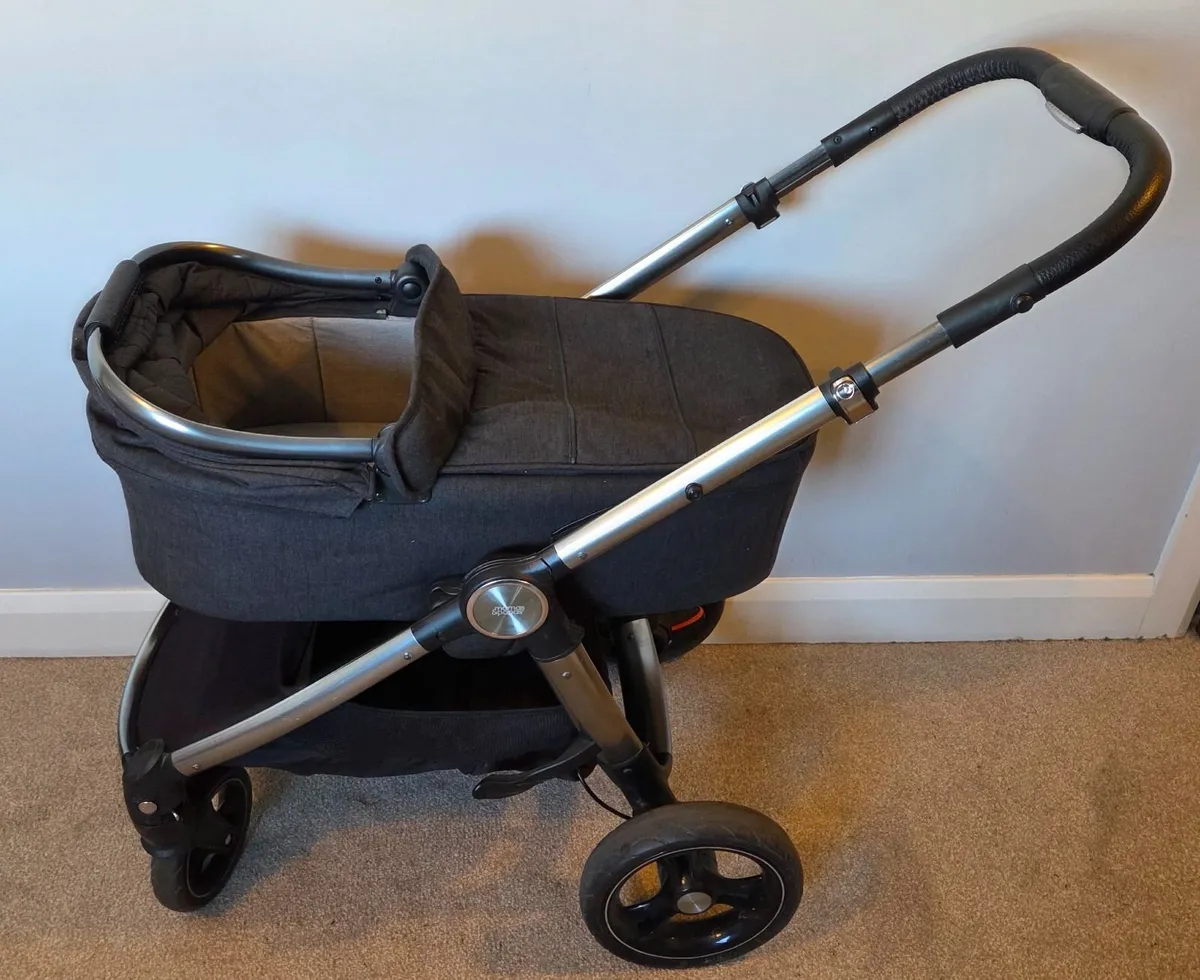 Mamas & Papas Ocarro pushchair (+Car Seat & Base) - Image 3