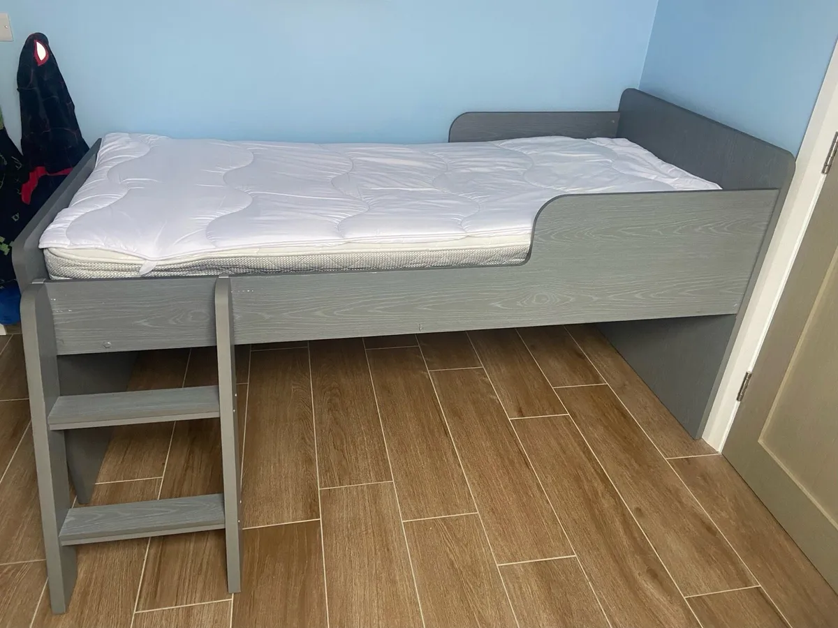 Single bed with mattress - Image 1