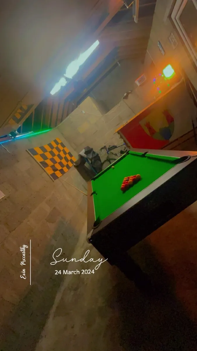Pool table - Image 1