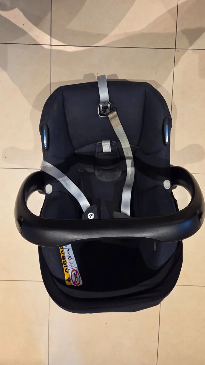 Uppababy Cruz V2 Stroller & Maxi Cosi CarSeat+Base - Image 2