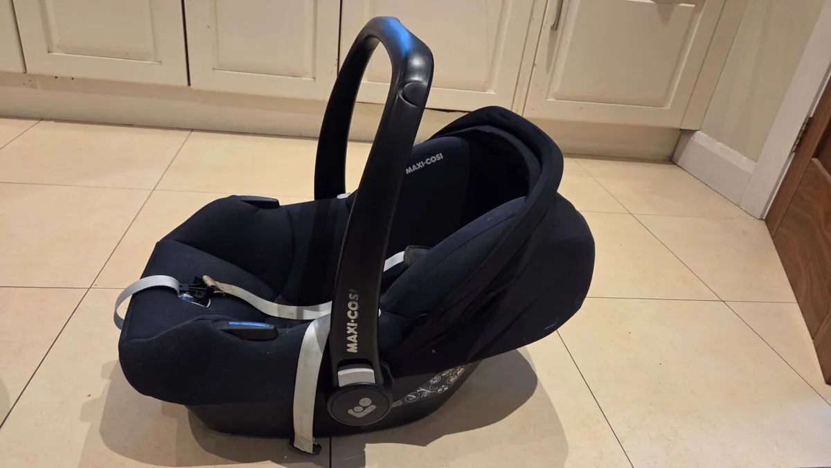 Uppababy Cruz V2 Stroller & Maxi Cosi CarSeat+Base - Image 3