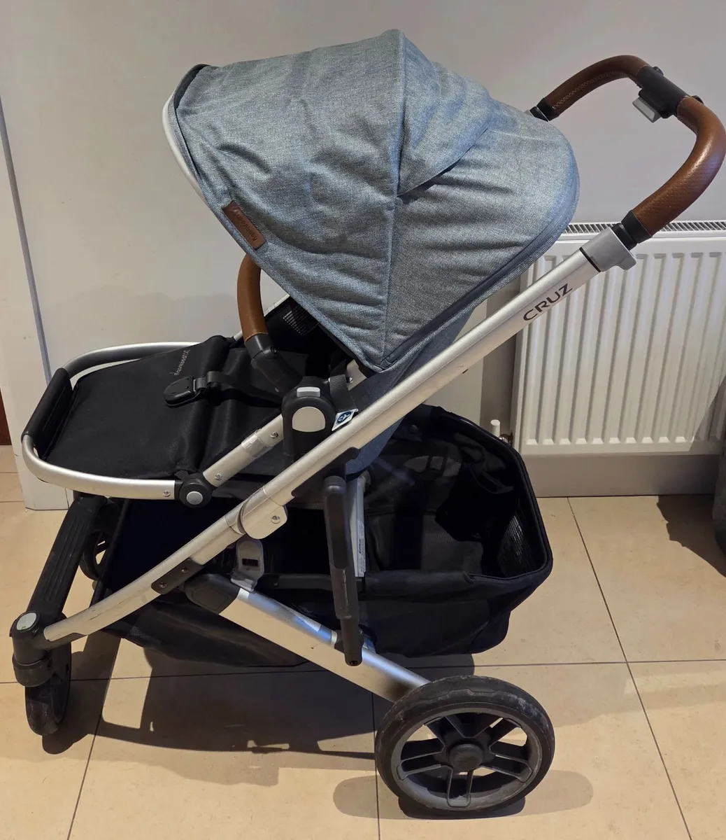 Uppababy Cruz V2 Stroller & Maxi Cosi CarSeat+Base - Image 1