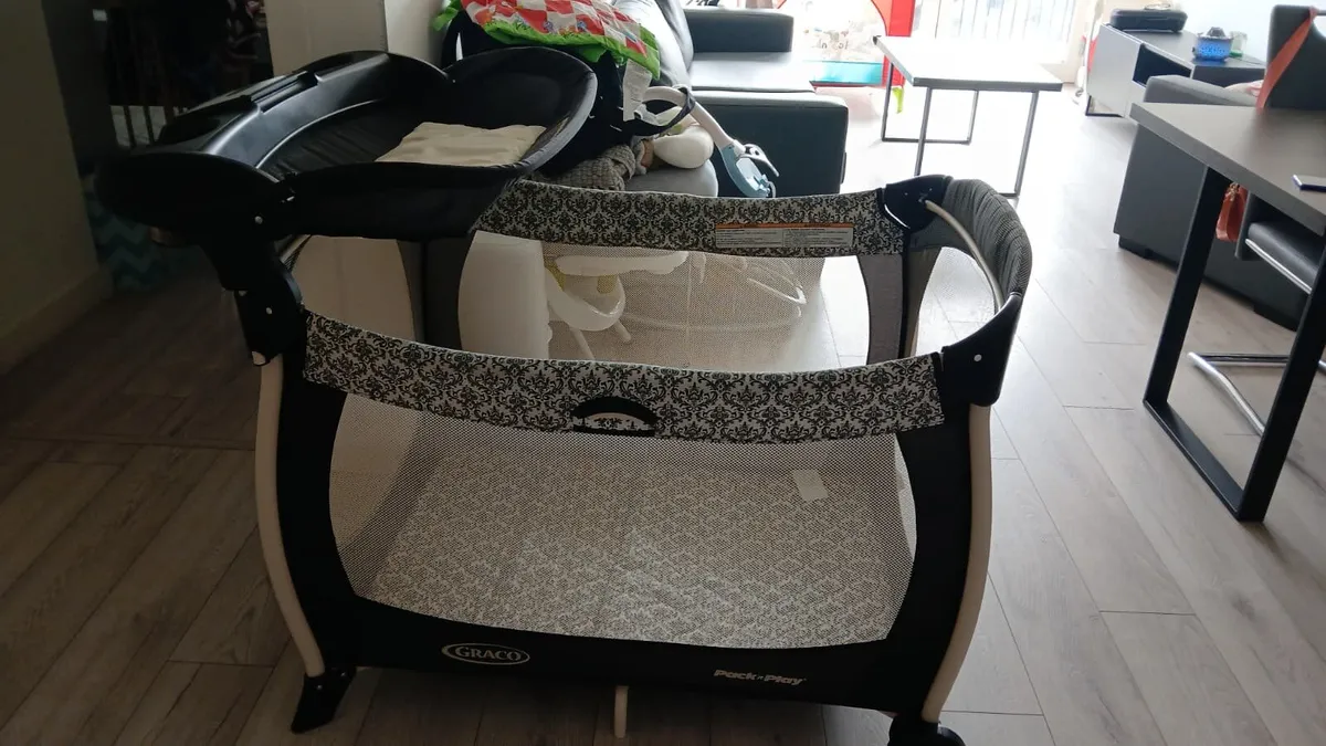 travel cot - Image 1