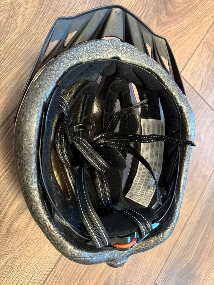 Sweet bike with Stabilisers & helmet - Image 4