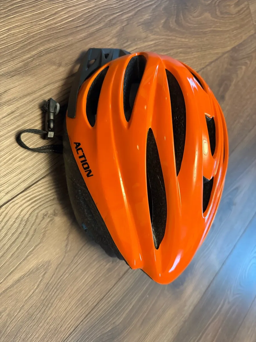 Marvel Spider-Man bike , Stabilisers & helmet - Image 3