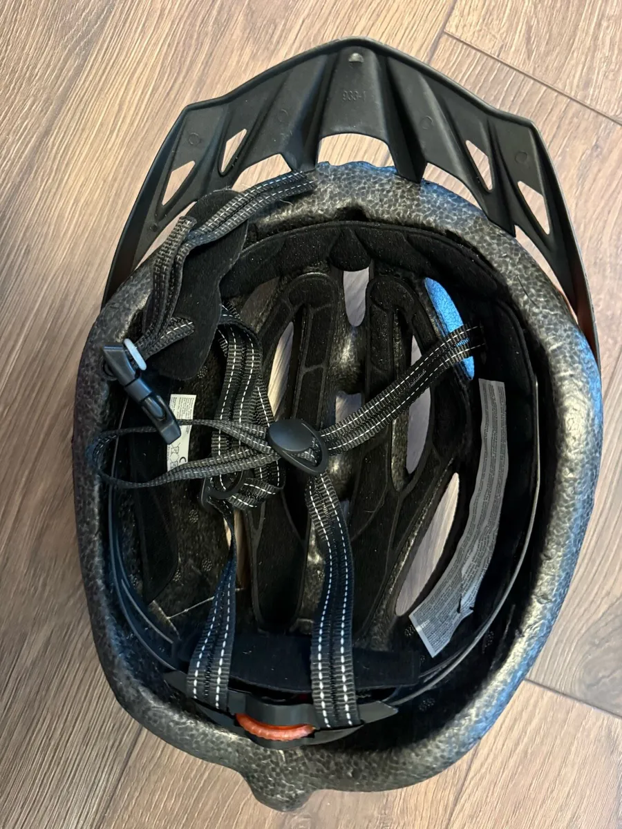 Marvel Spider-Man bike , Stabilisers & helmet - Image 4