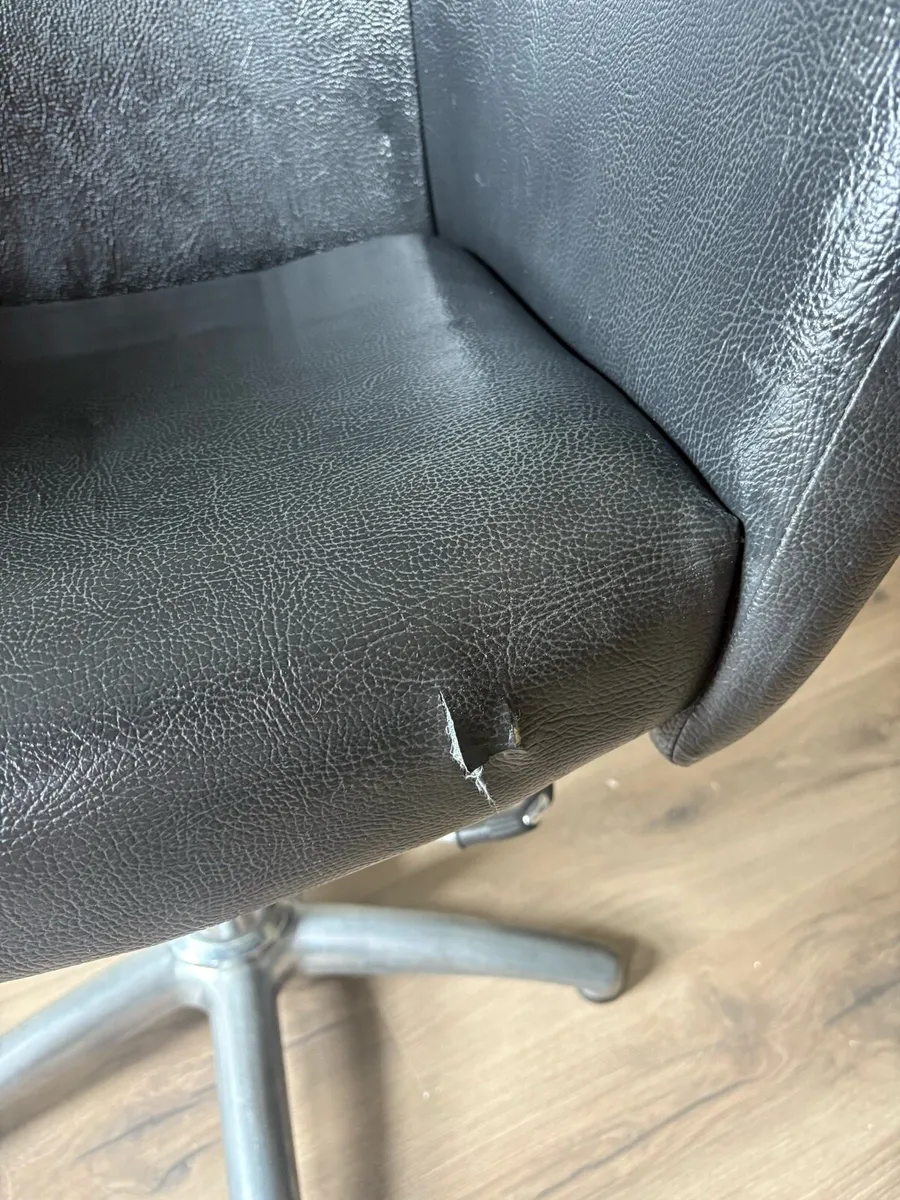 Hairdressing chair - Image 2