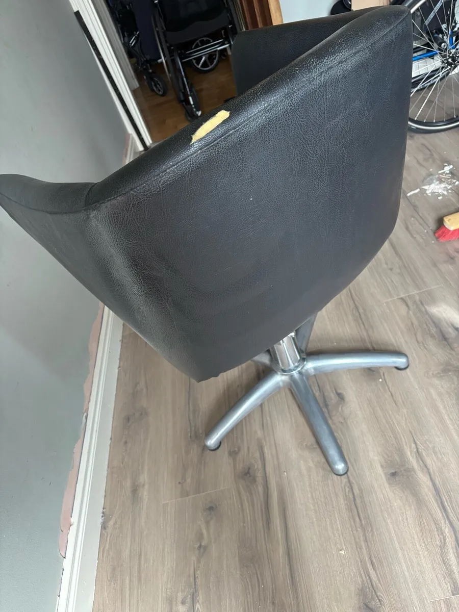Hairdressing chair - Image 4