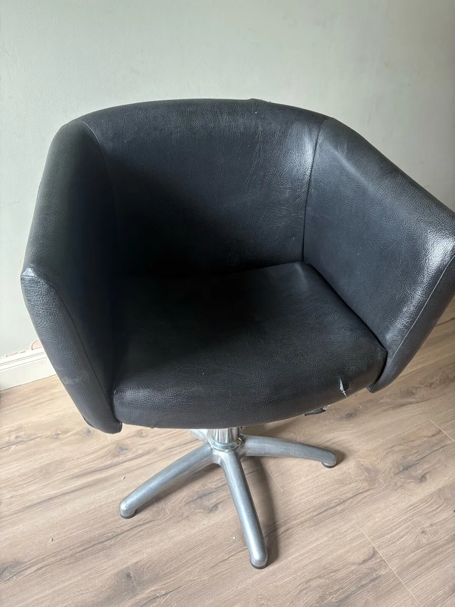 Hairdressing chair - Image 1