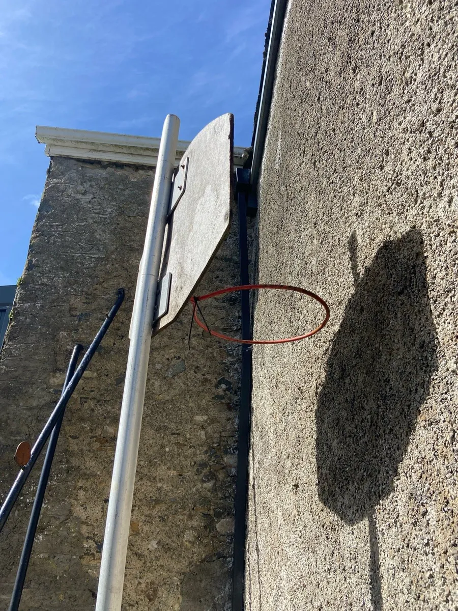 Freestanding basketball hoop - Image 1