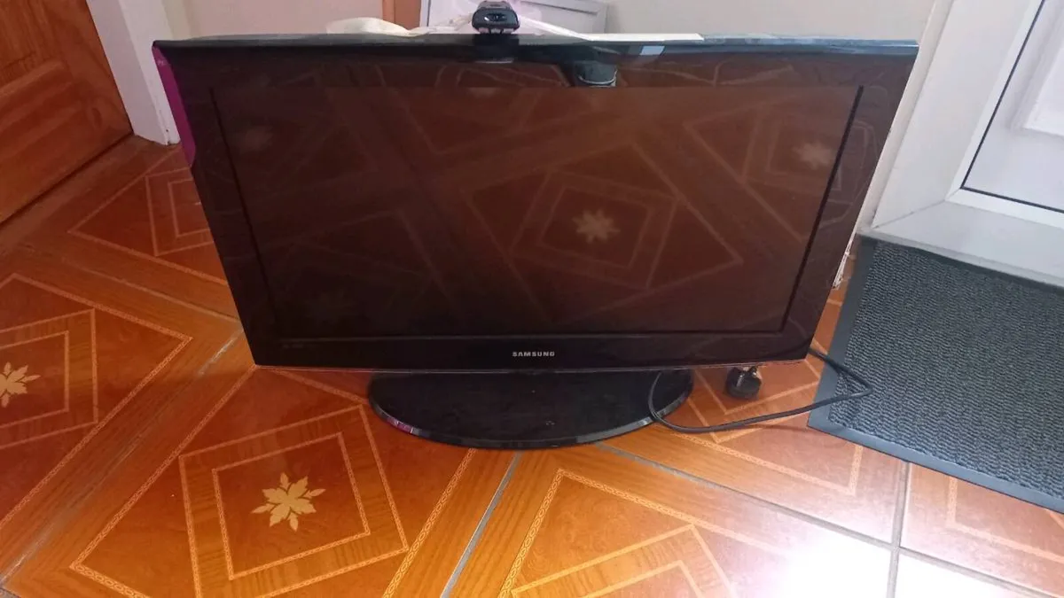 Samsung 32 inch tv,working with remote - Image 1
