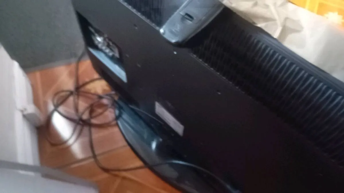 Samsung 32 inch tv,working with remote - Image 3