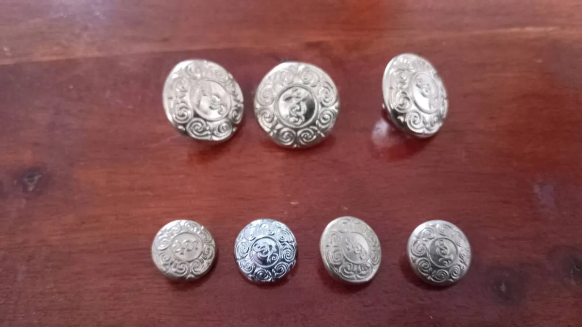 Old buttons - Image 1