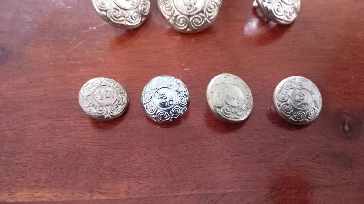 Old buttons - Image 2