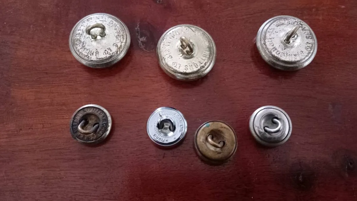 Old buttons - Image 3
